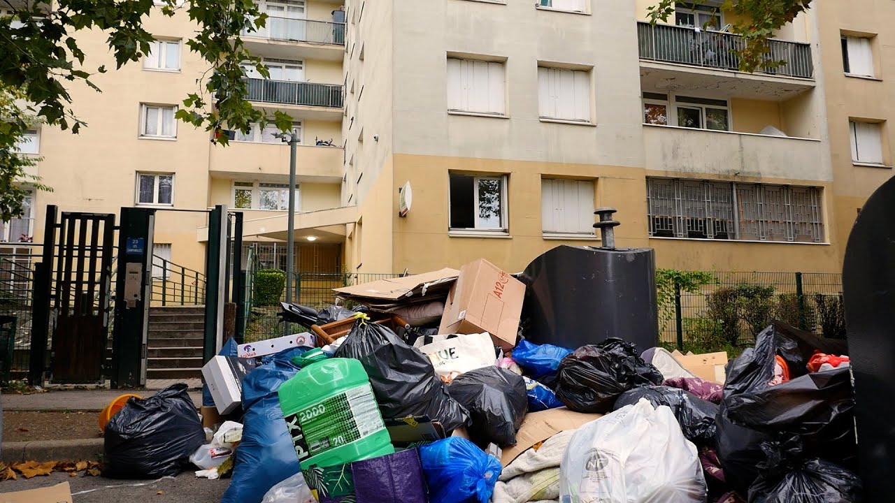 Quand les poubelles envahissent les trottoirs