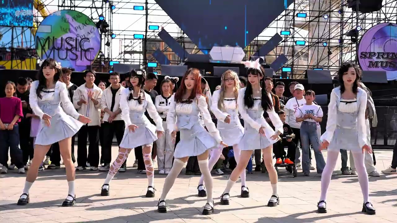 Pinkkoi全体随机舞蹈《恋爱告急》。要靠真真和小风拖上去才能全团一起表演。