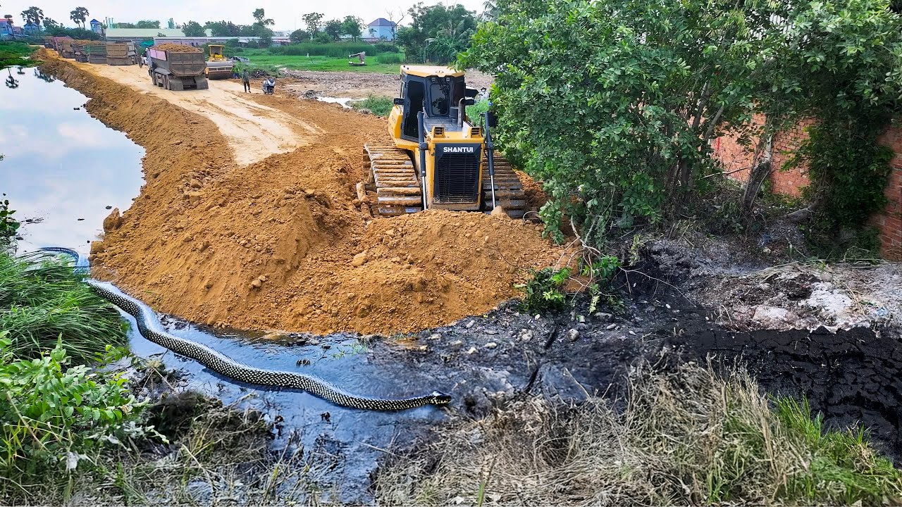 Powerful DOZER SHANTUI DH-17C2 with 25.5T truck continues 90% road construction