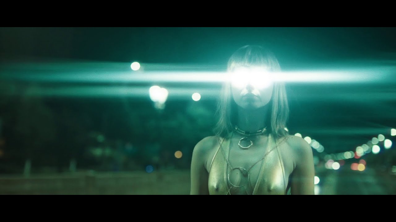 Cred Că Sunt Extraterestru - Văd Lumea Cum Vreau Eu Să Fie (Videoclip Oficial)