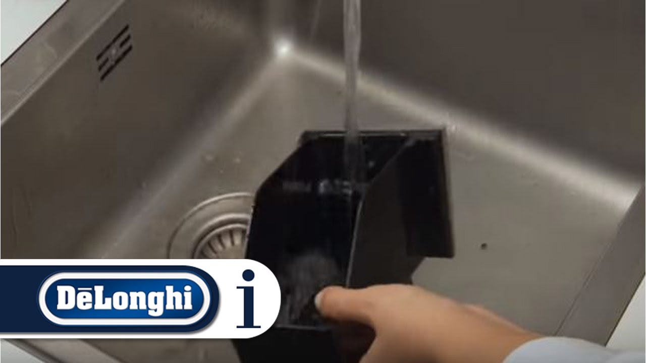 Magnifica S | How to clean the pre-ground coffee funnel of your coffee machine