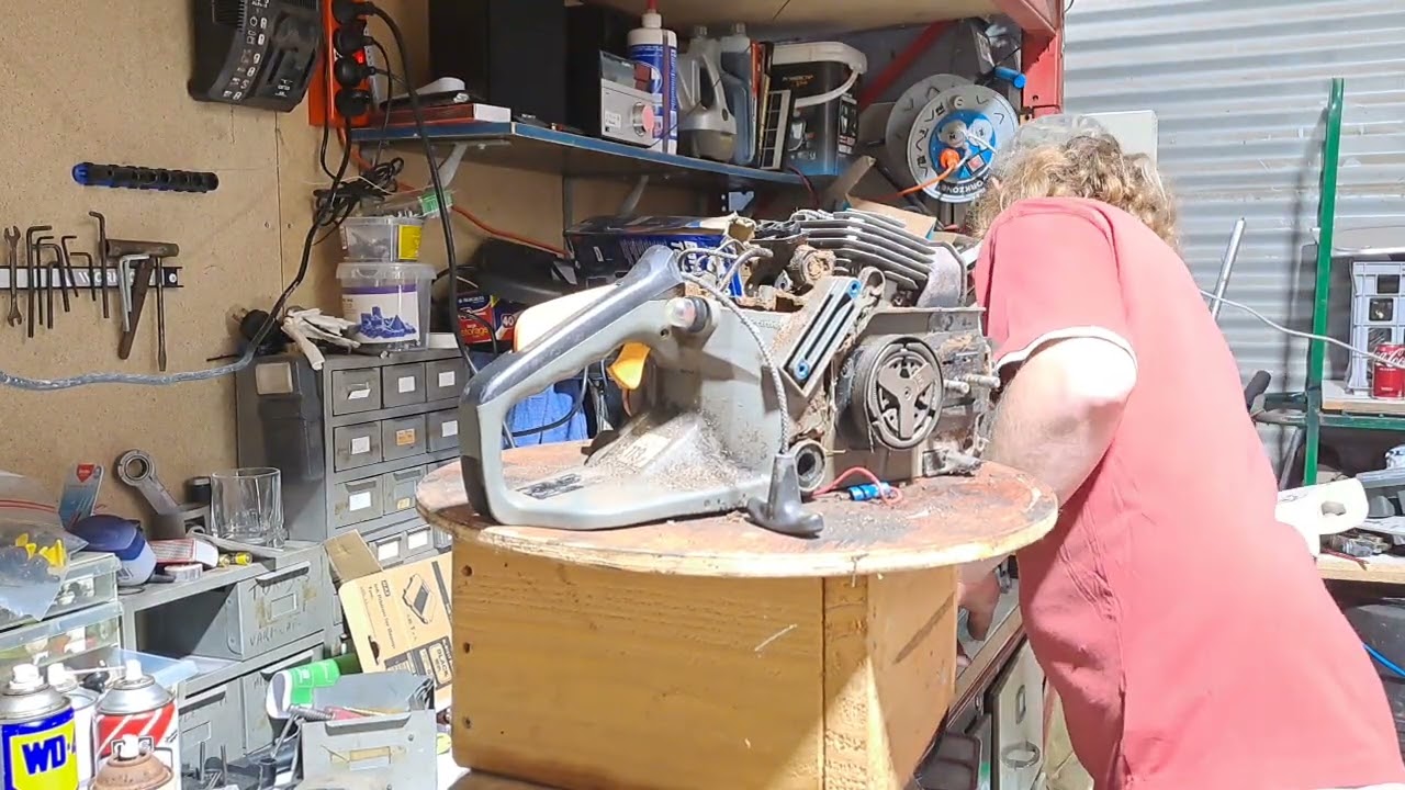 Необычный механизм снятия бензопилы Ryobi.