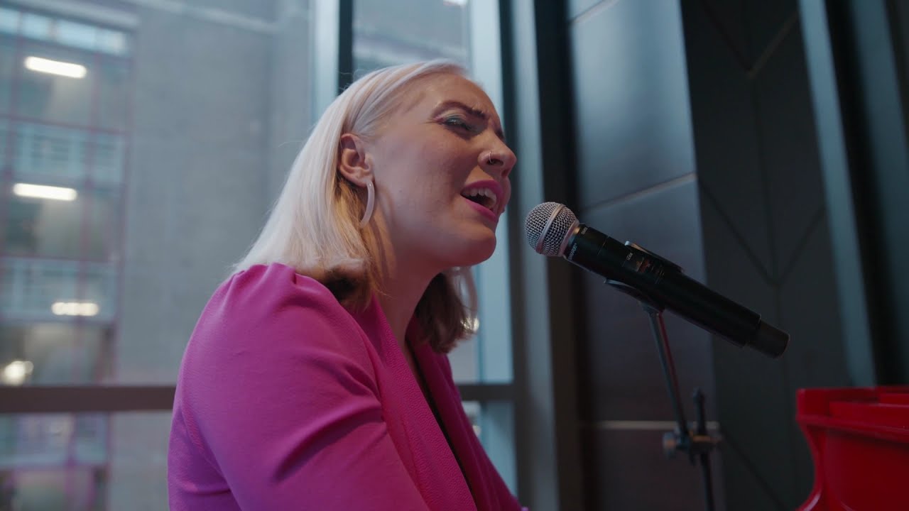 Clarissa The Sassy British Soul Singer & Pianist