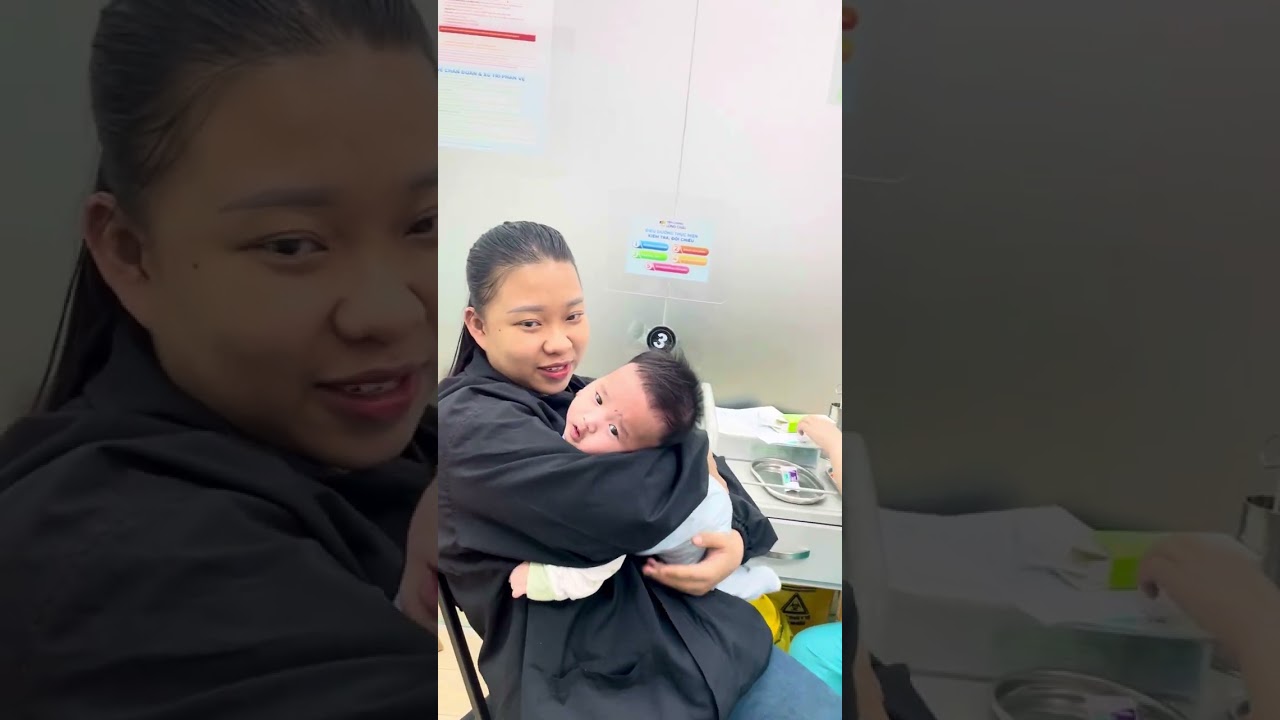 Mẹ và bà ngoại đưa em đi tiêm