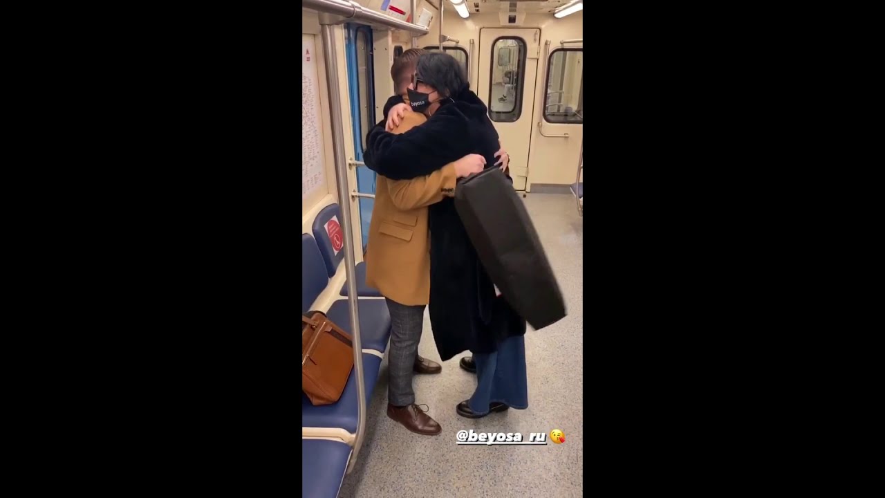 Лолита В Метро раздаёт Подарки