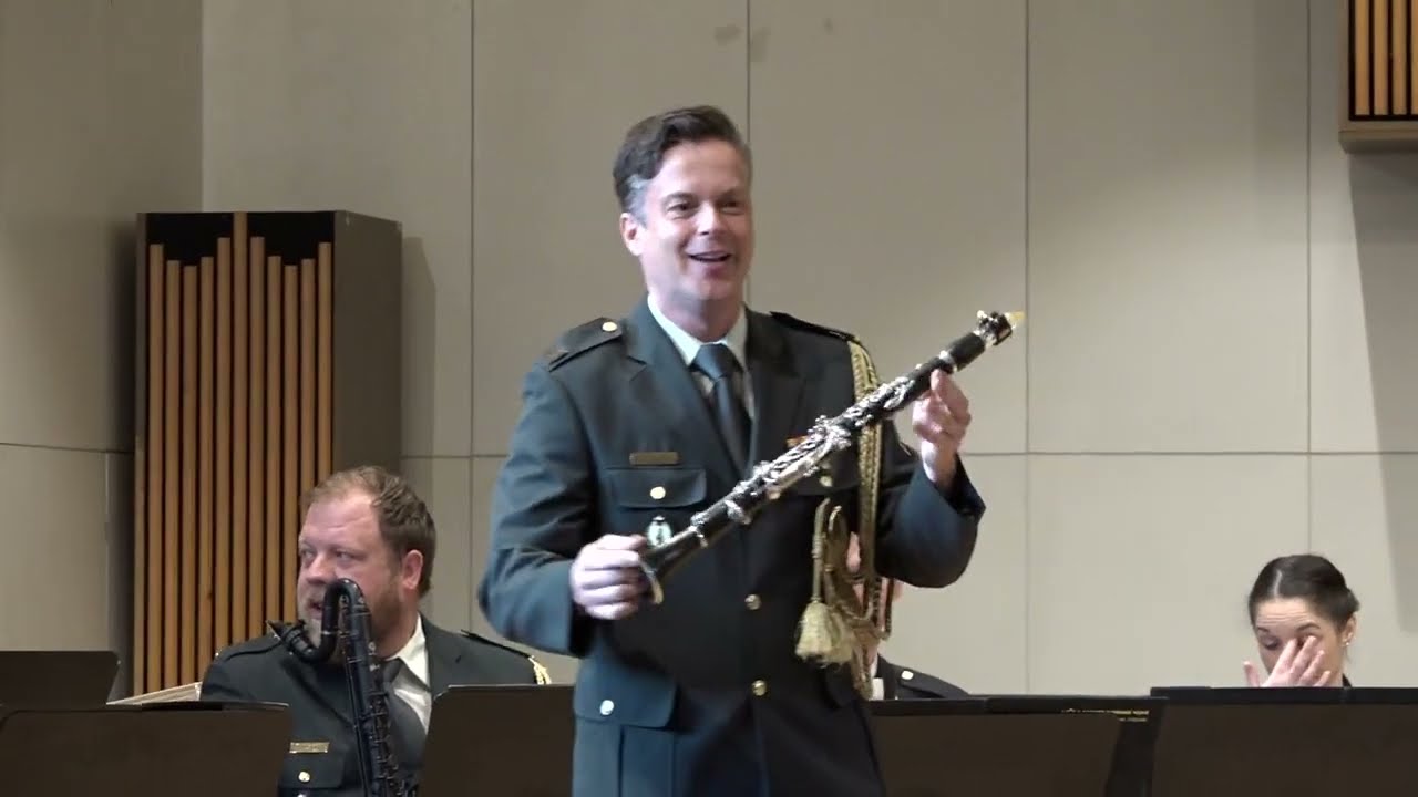 Člani Orkestra Slovenske vojske so osnovnošolcem iz Postojne predstavili delo orkestra in ....