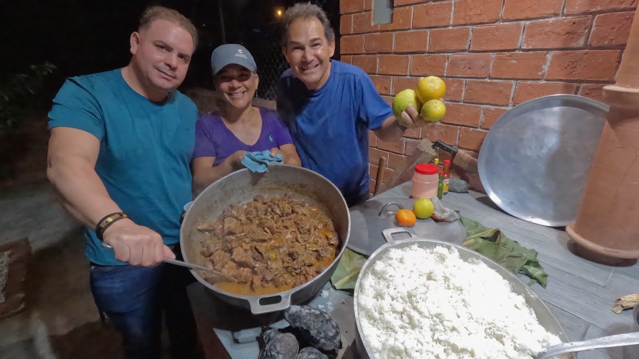 Cocinando un chivo con arroz en fogón para la familia