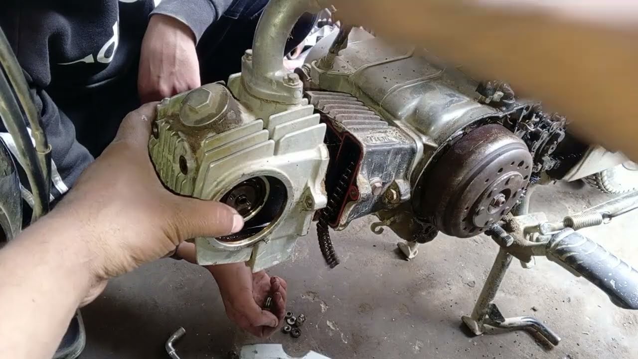 Itna asan tarika cd 70 bike complet engine ko kholne ka best 🥰🔥#virall_video #youtubeshorts #fouryou