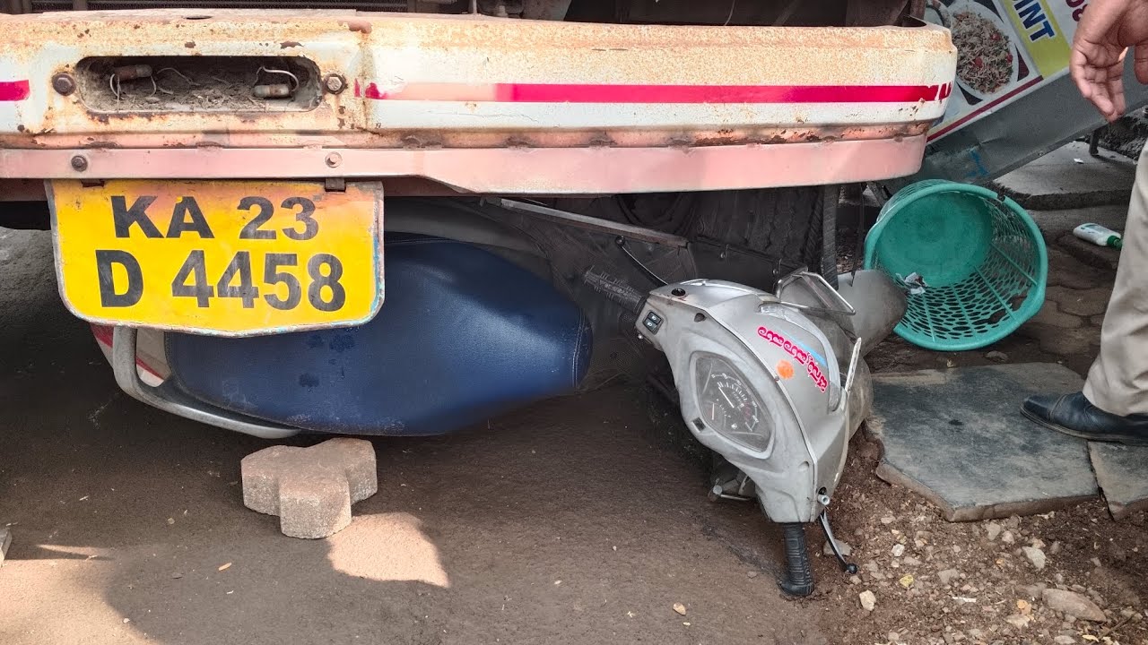 ದಾಂಡೇಲಿ ನಗರದ ಬರ್ಚಿ ರಸ್ತೆಯಲ್ಲಿ ಟ್ರಕ್ ಬ್ರೇಕ್ ಫೇಲ್, ಎರಡು ದ್ವಿಚಕ್ರ ವಾಹನಗಳಿಗೆ ಹಾನಿ, ತಪ್ಪಿದ ಅನಾಹುತ