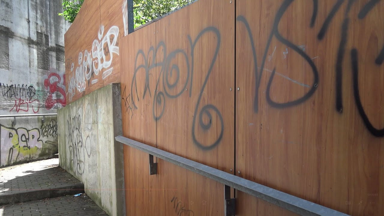 AGS 5SR żel - usuwanie graffiti z paneli drewnopodobnych