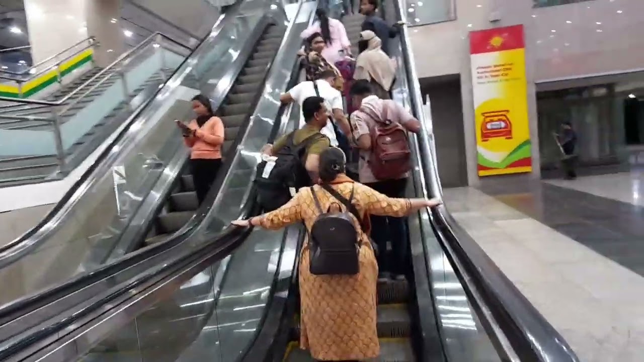 Shivaji Stadium to New Delhi railway station by Metro Train