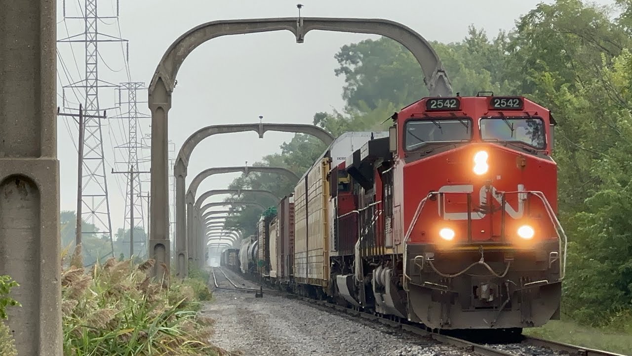CN 2542 Leads the L572 Under the Arches!