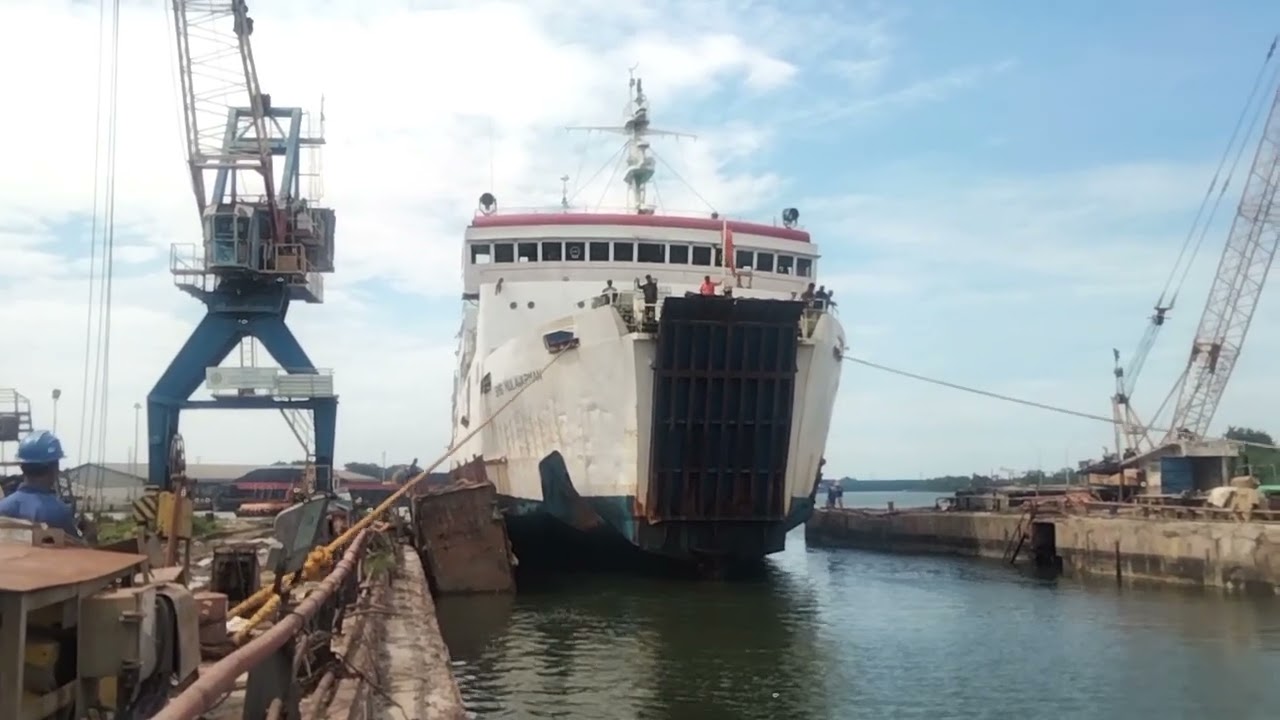PT.dkb cirebon kmp.sms wulawarman masuk docking di galangan cirebon