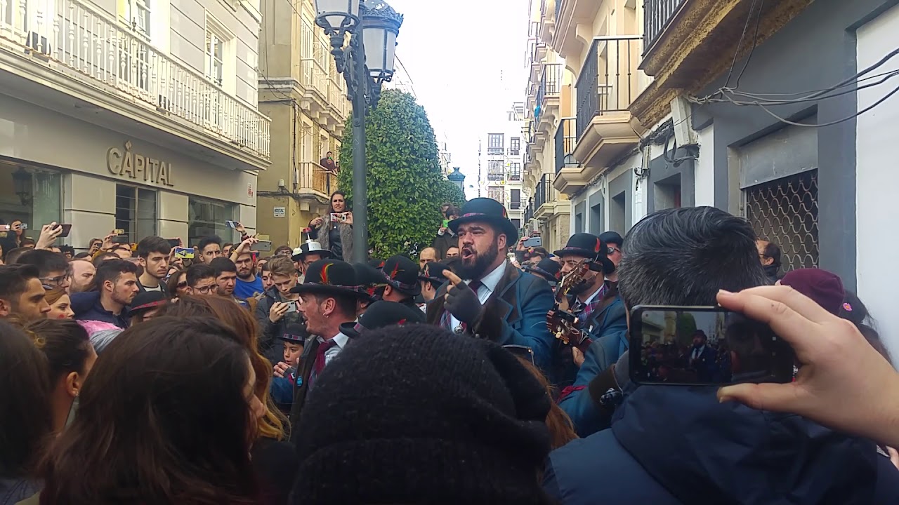Comparsa Los Angeles de la Guarda cantando la presentación en la esquina del Novelty
