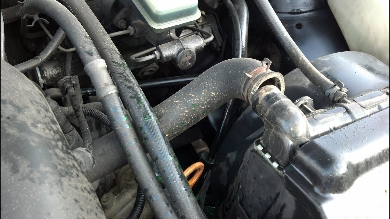 Es normal que una manguera que va al radiador este caliente y la otra fria.?