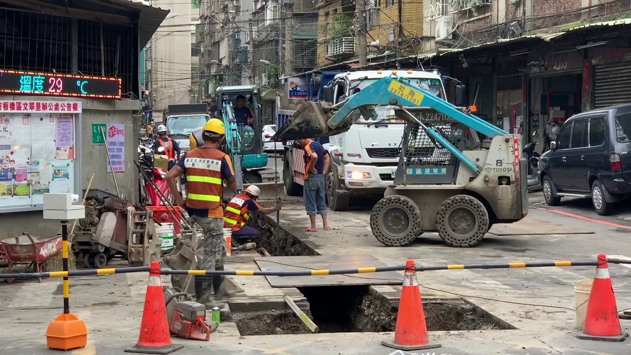 [辰辰典典日記]自來水管更新工程｜挖土機｜山貓｜水泥車