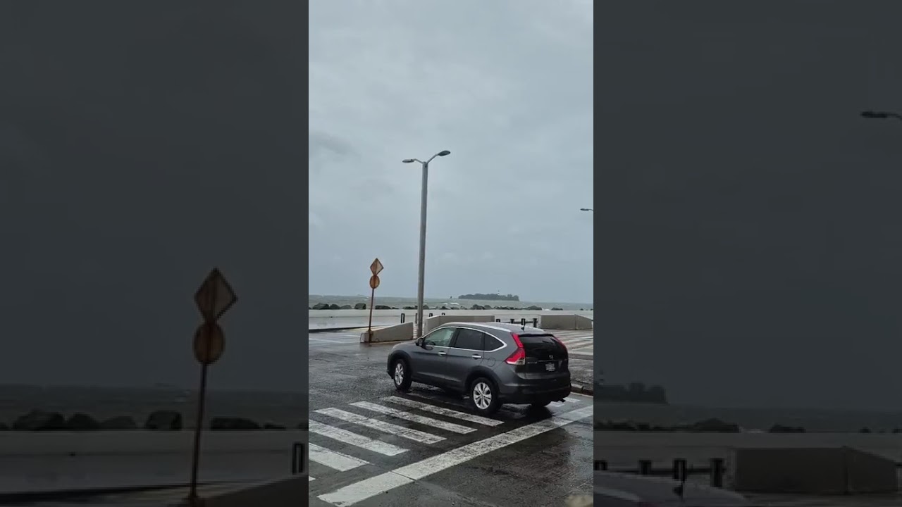 Asi se aprecia el fuerte oleaje en la costera de Boca del Río, derivado del frente frío número 13