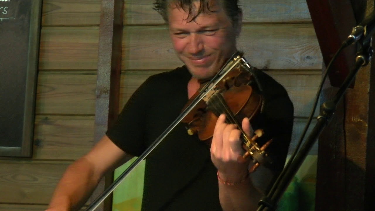 Christophe Cravero (piano, violon), J&eacute;r&ocirc;me Castry (batterie) et Stephane Castry (basse)