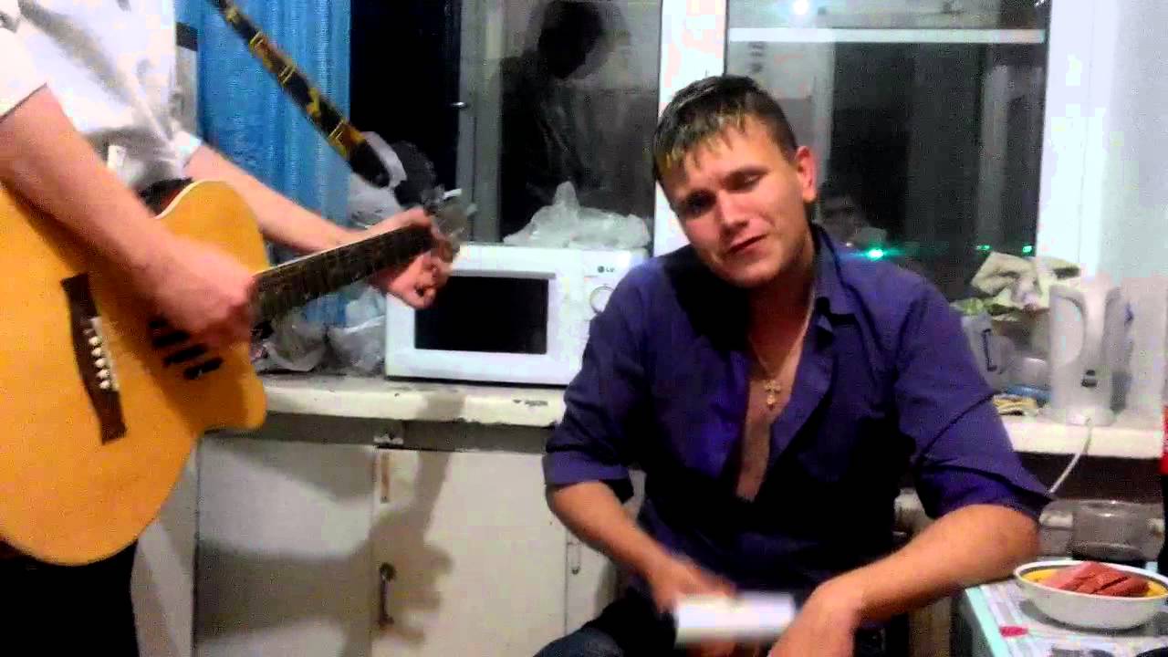 парень БУХОЙ красиво поет под гитару для любимой... круто