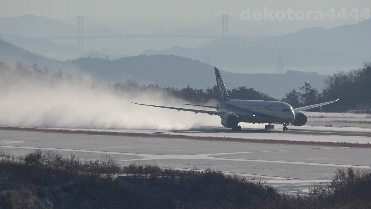 全日空Boeing 787 8 Dreamliner(JA816A) 雪の広島空港 ANA B787 takes off from snowy Hiroshima Airport