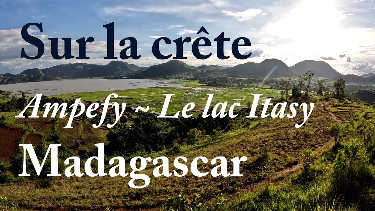Ampefy, sur la cr&ecirc;te : Vue panoramique du lac Itasy au centre de Madagascar.
