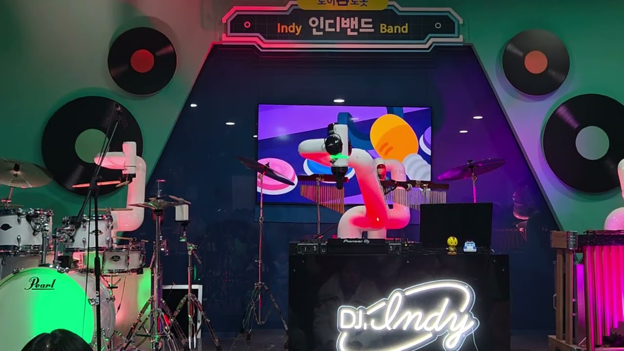 로봇 박물관에서 아기상어 노래를 들었습니다.