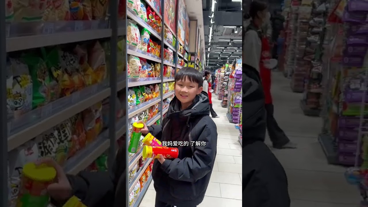 俩闺女过几天也会回来老家啦，必须把家里布置的漂漂亮亮迎她们～去趟县城买些绿植把家里布置一下，顺带卓卓买了些零食和菜，采购完天又黑了，到家火锅吃上啦，老家天气冷吃火锅真的很暖和啊#王蓉仨娃妈