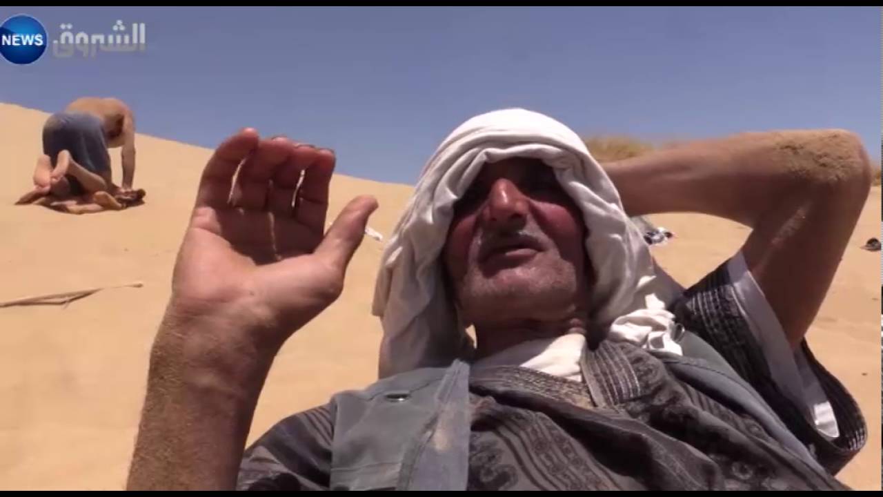 بسكرة: مرضى العظام والمفاصل يجدون ملاذهم في الردم تحت الرمال