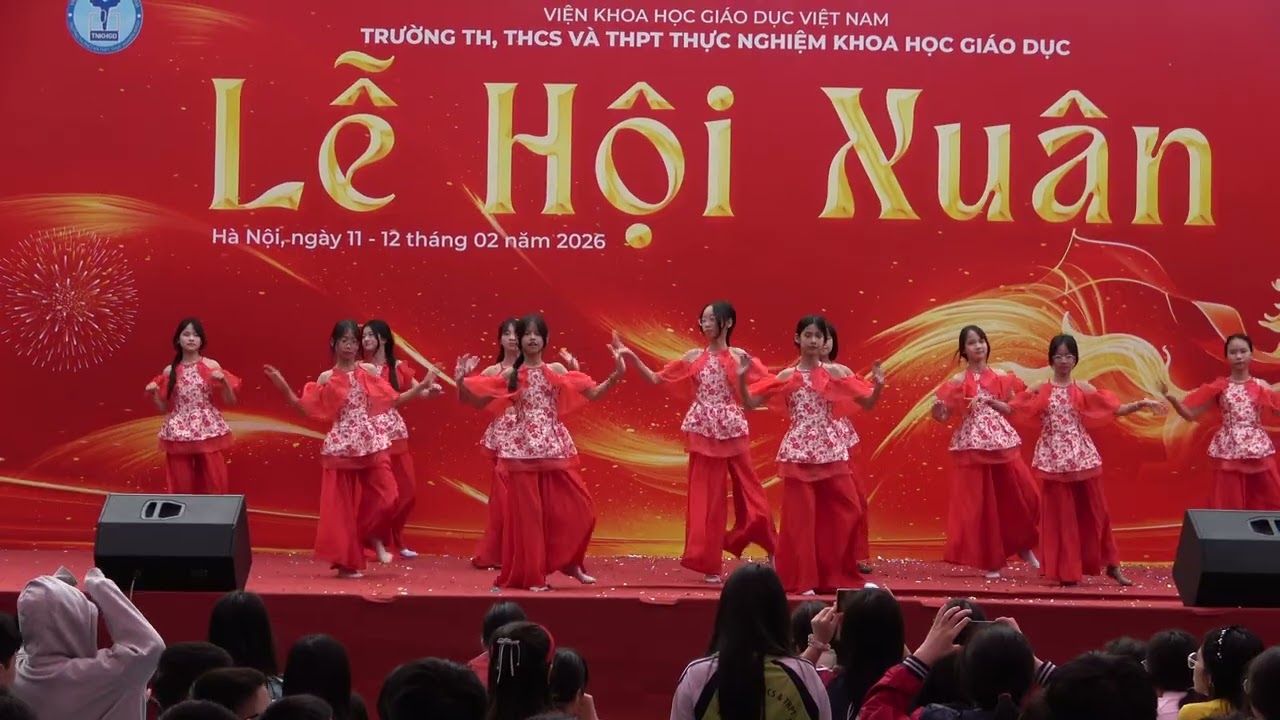 Tập thể lớp 7A biểu diễn 