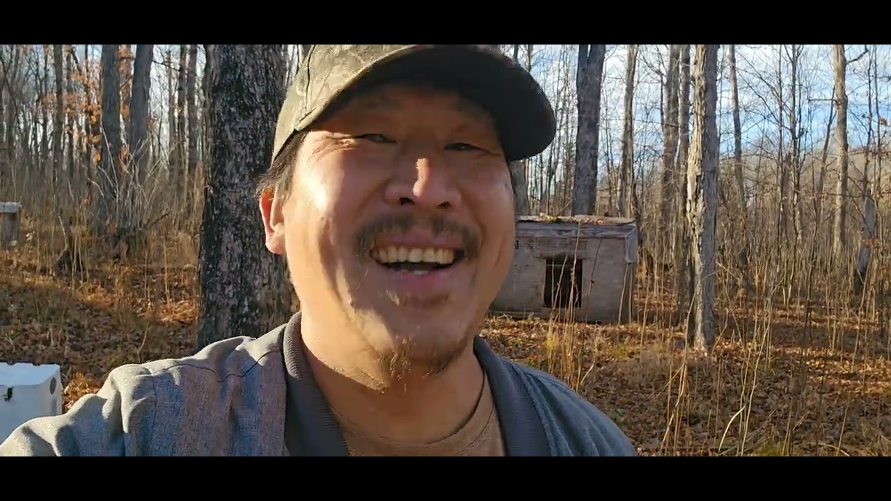 Помогаю соседу рубить дрова на зиму.