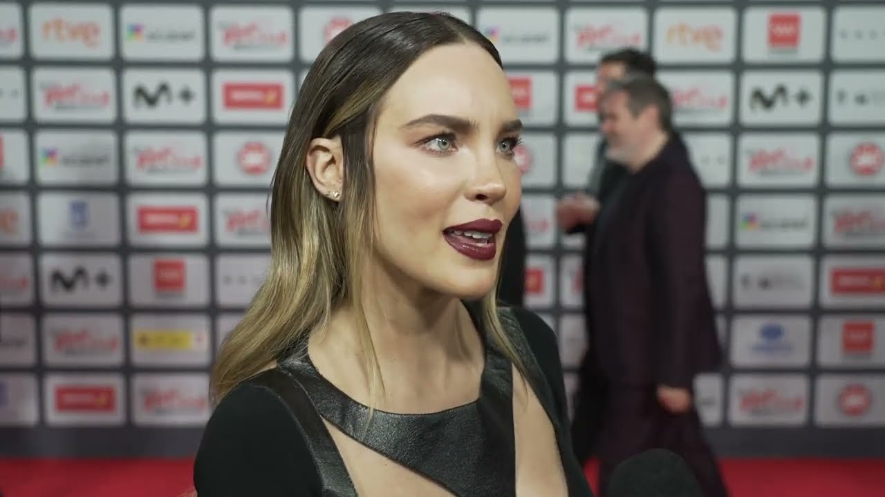 Belinda no aguantó los zapatos en la alfombra roja, se los sacó y los mostró. ¿Y Christian Nodal?