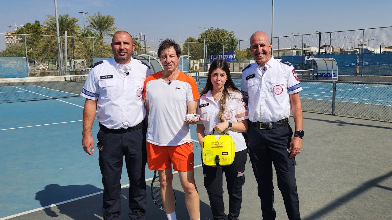 מציל ניצול - לאחר שלקה בדום לב והתמוטט כשיחק טניס: יבגני נפגש עם צוות מד