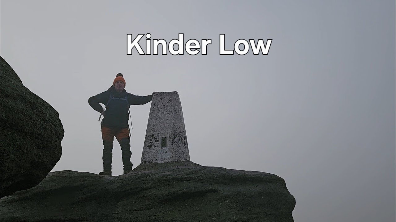Hiking kinder scout (low).
