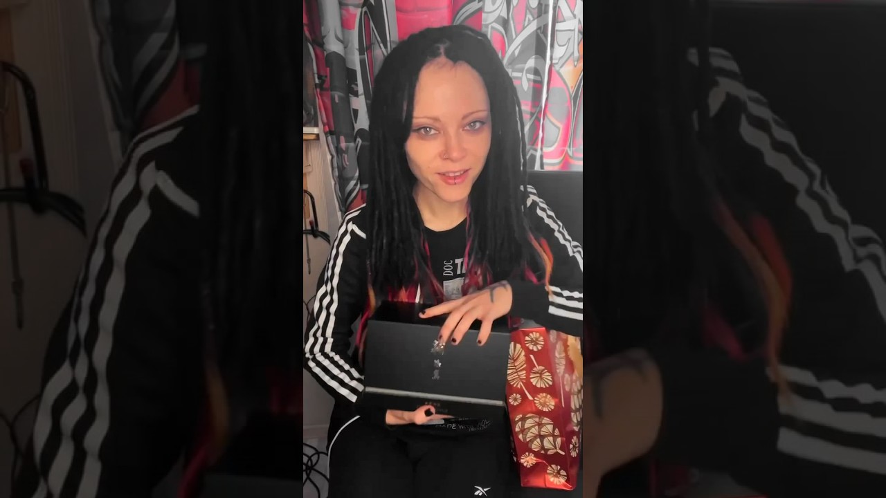 Даша Ставрович распаковывает подарки