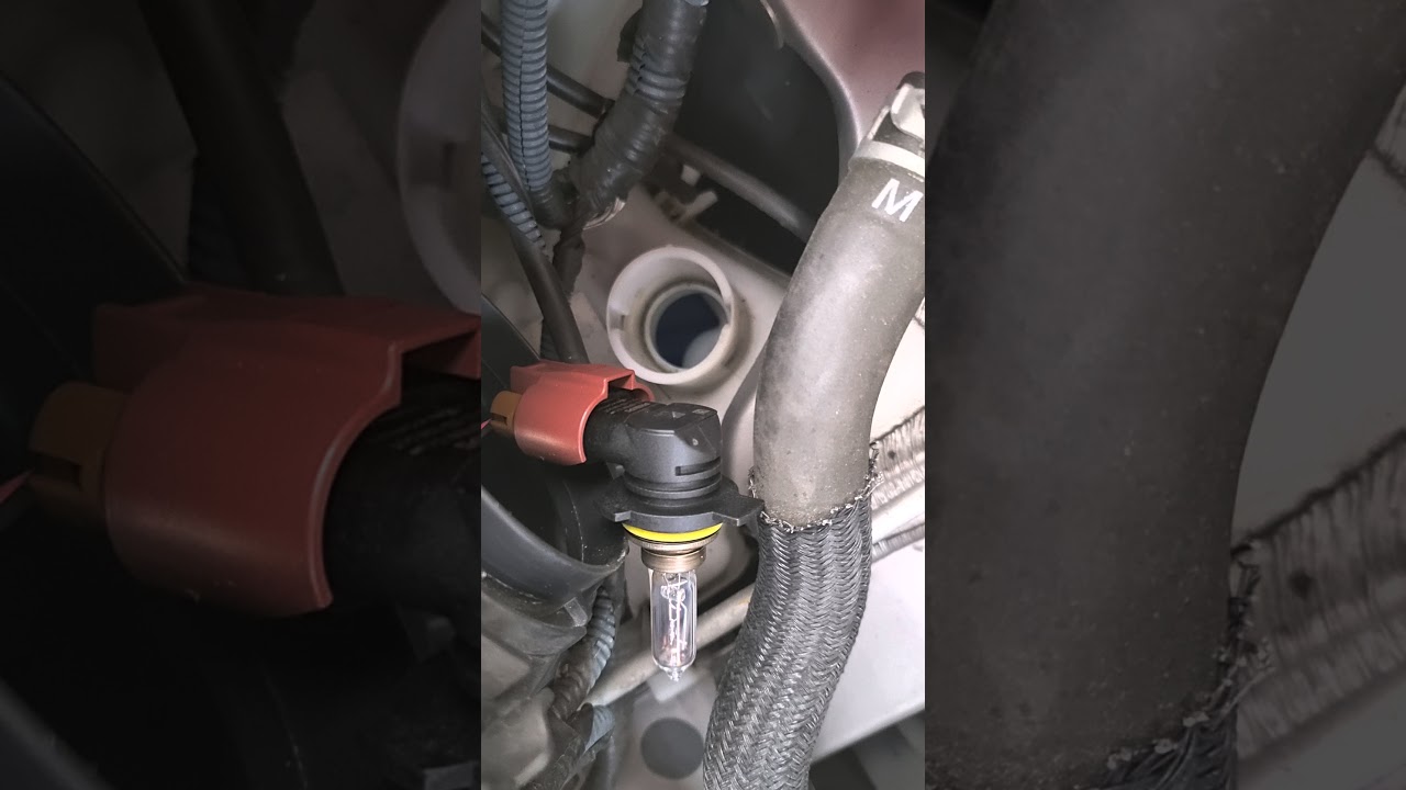 How to change a headlight bulb on a Toyota Auris 2013 to 2015 model
