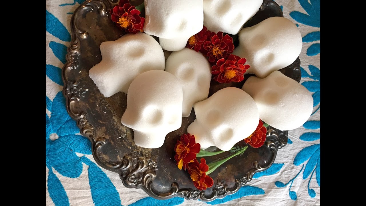 How to Make Sugar Skulls for Day of the Dead (Como hacer Calaveras de Az&uacute;car)