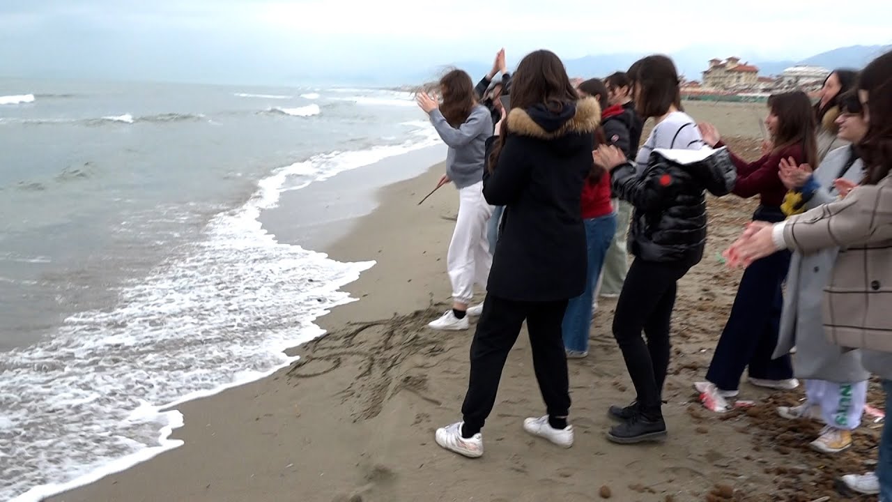 Sulla spiaggia torna il rito per i 100 giorni dall'esame
