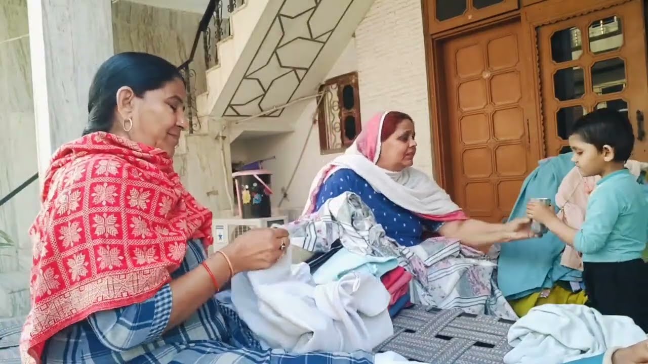  बहोत कुछ सोच समझ कर रहना पड़ता है,,मेरी पोती भी टाइम से पहले समझदार हो गई,,