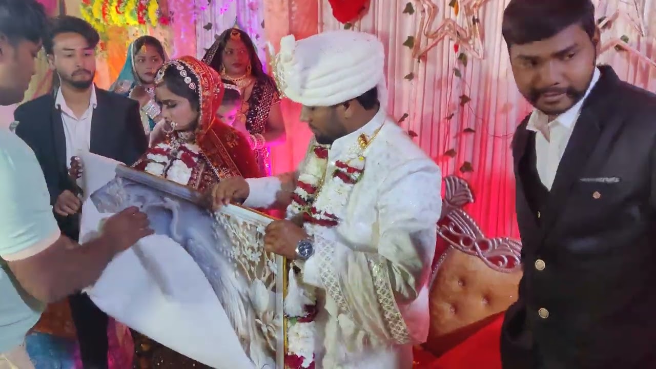 दोस्त के सिस्टर के सादी समारोह में अपने दोस्त के साथ शादी उपहार देते हुए... गिफ्ट कैसा है हम लोगो का