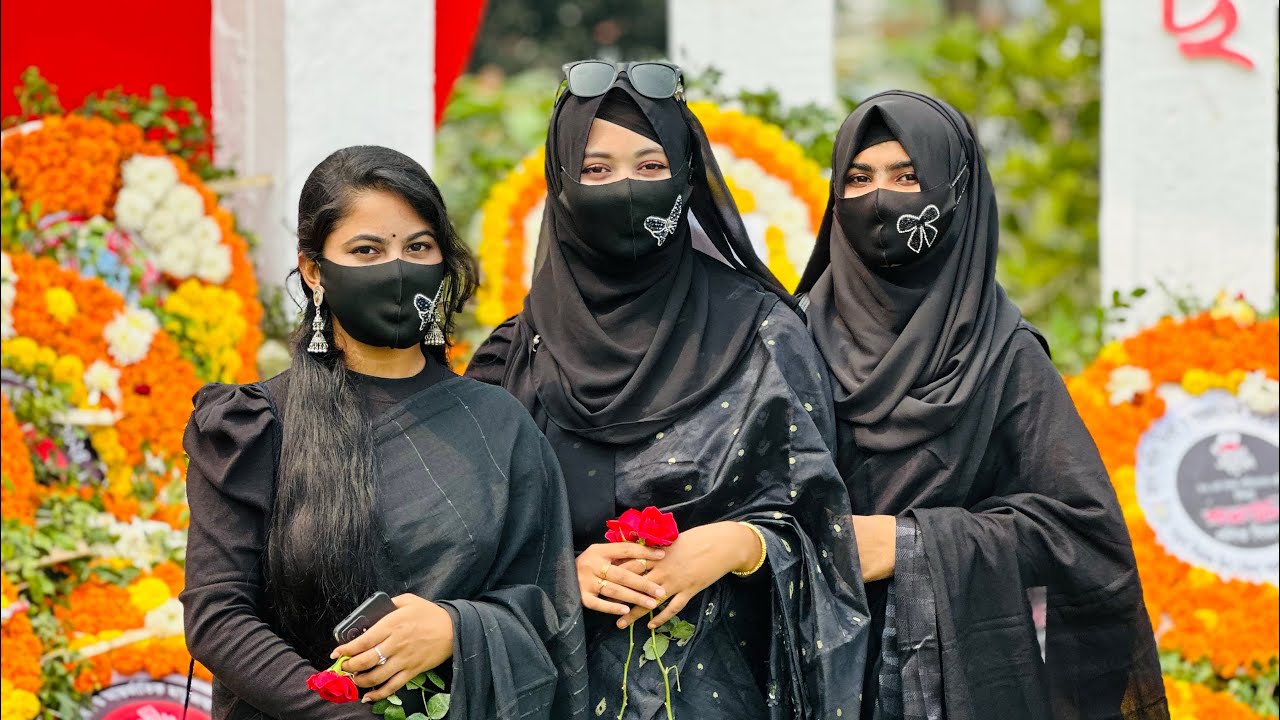 সবাই কালো শাড়ি পড়ে চলে গেলাম ফুল দিতে🖤
