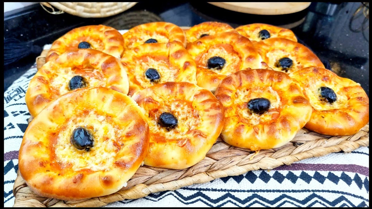 مطبخ ام وليد / ميني بيتزا بعجينة مستحيل نبدلها باطراف محشية ، خفة و بنة تحفة 😋👍😍.