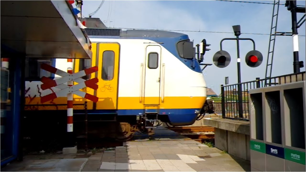Spoorwegovergang Hoek van Holland Railroad/ Level Crossing/ Bahnübergang/ Passage a niveau