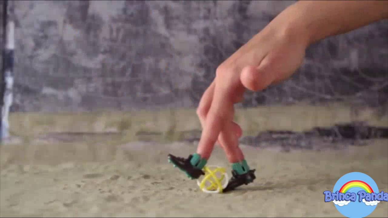 Ovo Kinder Supresa - Futebol de praia com os dedos