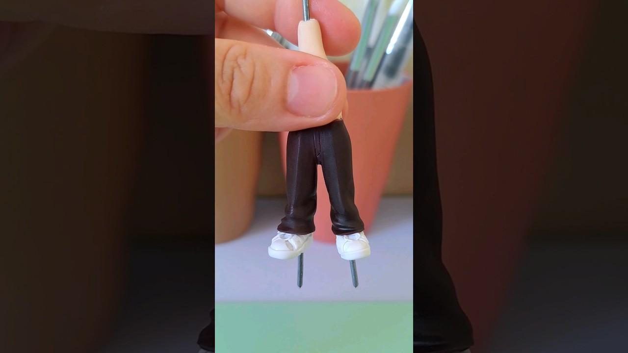 Modelagem de cal&ccedil;a feita com massa de biscuit.