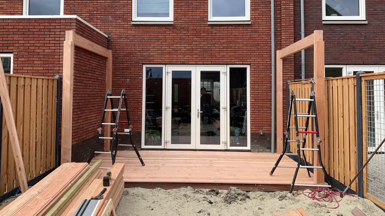Bouw Douglas overkapping met glaswanden en lichtkoepel.
