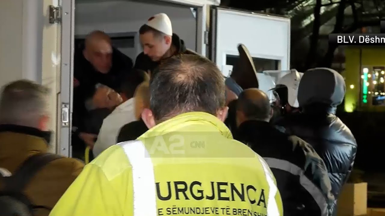 Ambulancat marrin të dëmtuarit nga gazi lotsjellës, bulevardi i boshatisur. Protesta drejt...