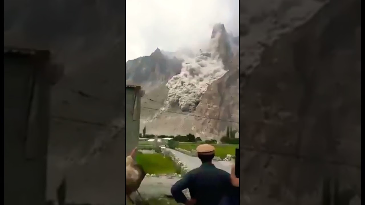 Landsliding AttabadLake Hunza Valley 😥#shorts #youtubeshorts #landslide