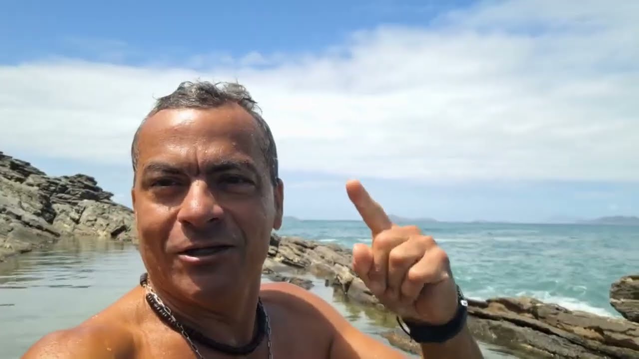 Vamos conhecer um dos caminhos da piscininha natural e de borda infinita próxima à praia dos Amores.