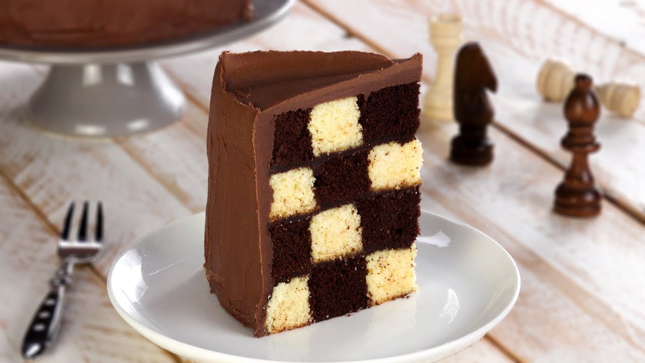 Échec et mat : ce gâteau en échiquier sera le clou du dîner.