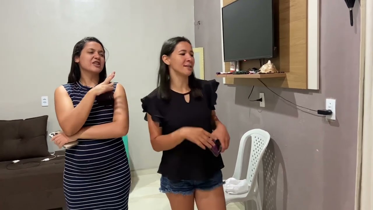Sara tá com celular novo